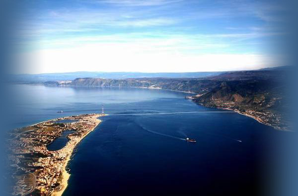 Foto aerea dello Stretto di Messina